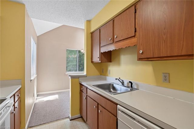 298 Nantucket PL, Newport News, VA 23606