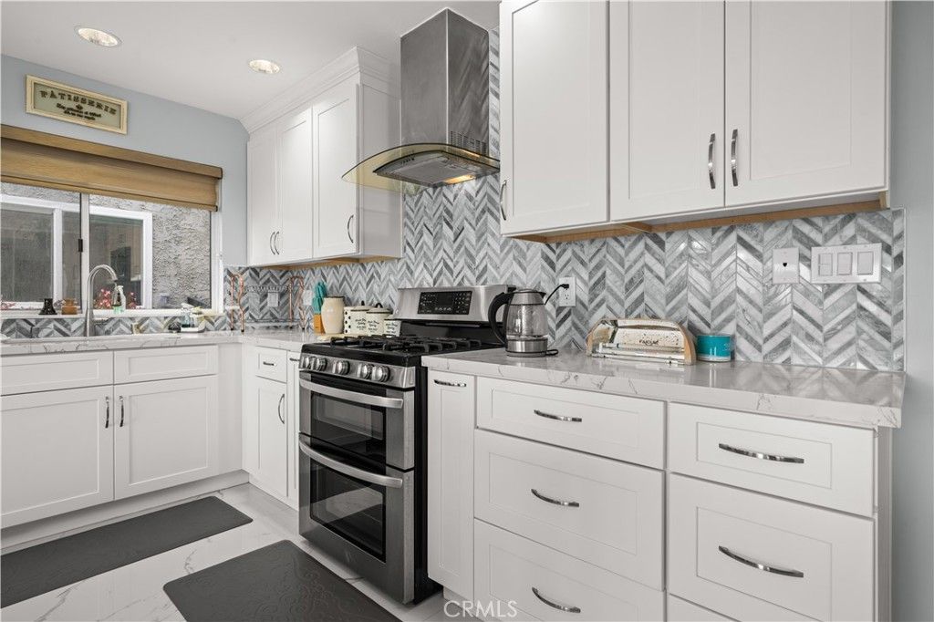 Image 10 of property listing at 805 Ocean 4, Seal Beach, CA 90740