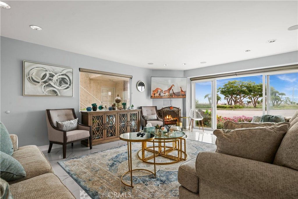 Image 5 of property listing at 805 Ocean 4, Seal Beach, CA 90740