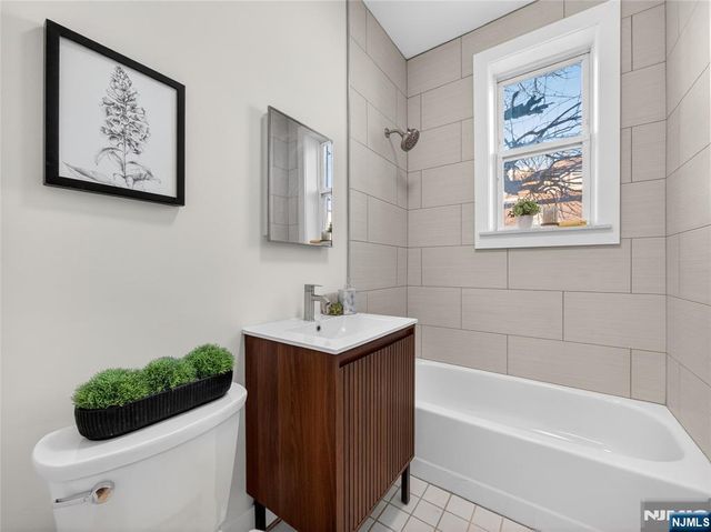 18 74th Street B5, North Bergen, NJ 07047