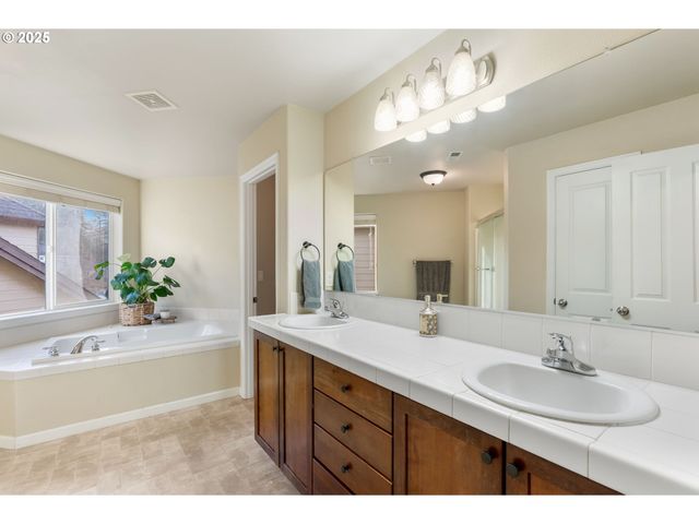 16270 Se JASPER Dr, Damascus, OR 97089