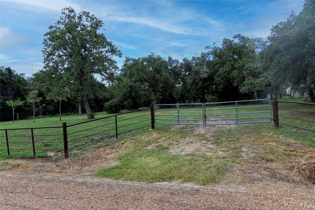 4744 Freyburg Hall RD, Schulenburg, TX 78956