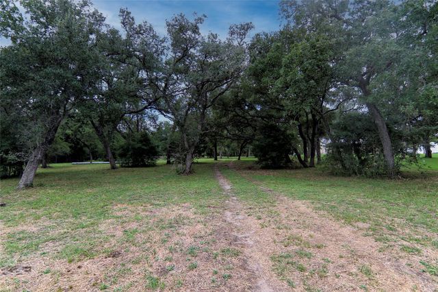 4744 Freyburg Hall RD, Schulenburg, TX 78956