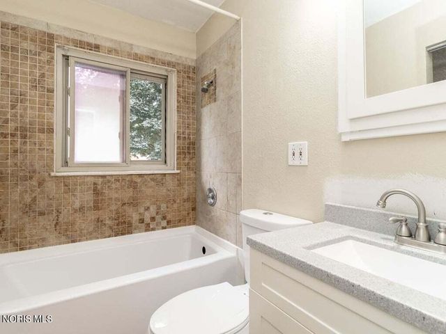 2917 Shoreland Avenue, Toledo, OH 43611
