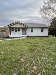 1440 Hickory Point Rd, Clarksville, TN 37043