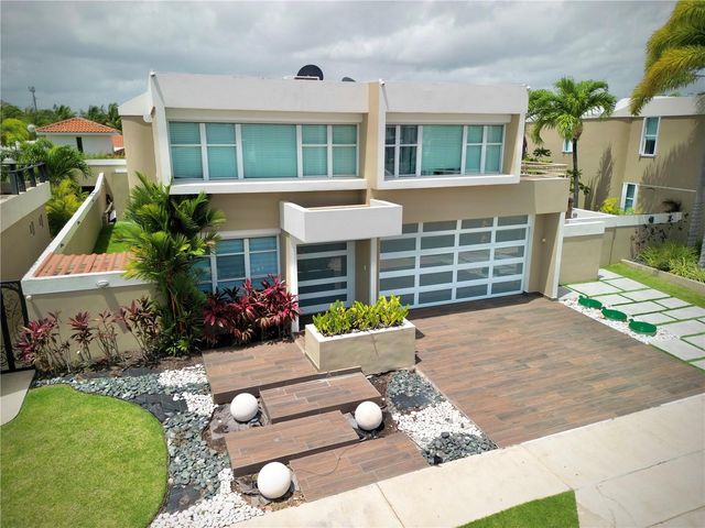 Calle MANTARRAYA, Dorado, PR 00646