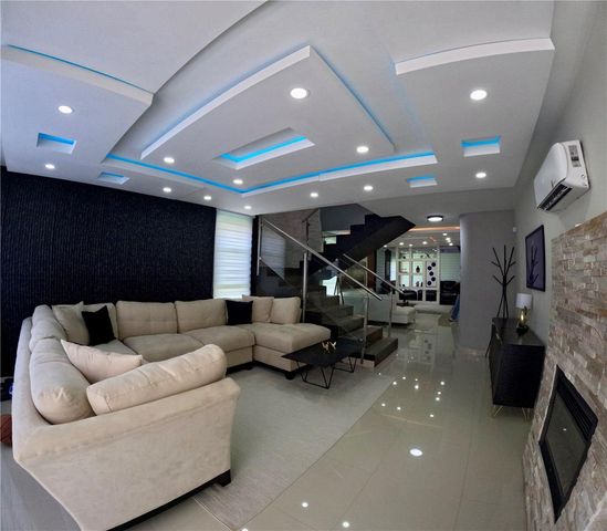 Calle MANTARRAYA, Dorado, PR 00646