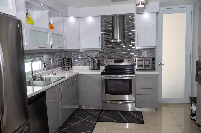 Calle MANTARRAYA, Dorado, PR 00646