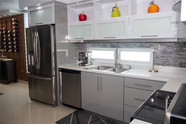 Calle MANTARRAYA, Dorado, PR 00646