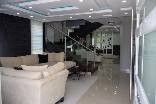 Calle MANTARRAYA, Dorado, PR 00646