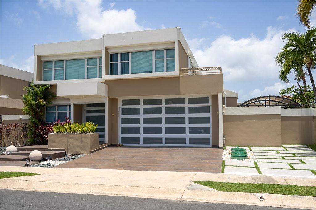 Calle MANTARRAYA, Dorado, PR 00646