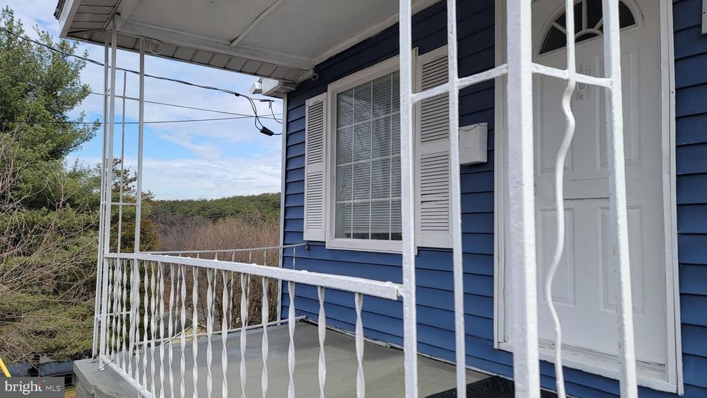 Image 7 of property listing at 4 YOST AVE, Cumberland, MD 21502
