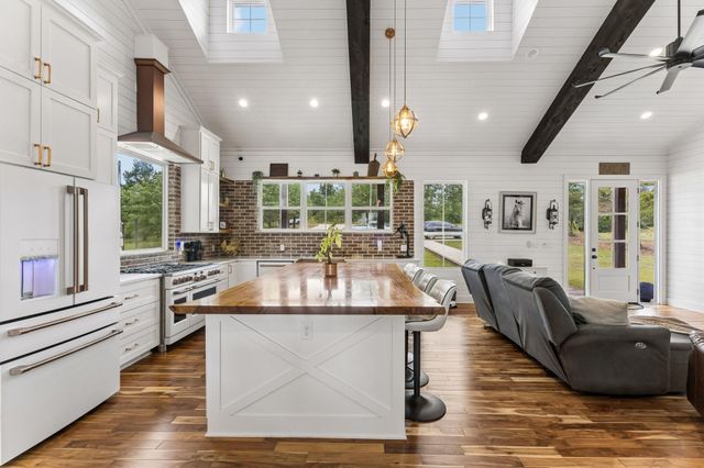 143 W Tanglebriar CT, Bastrop, TX 78602