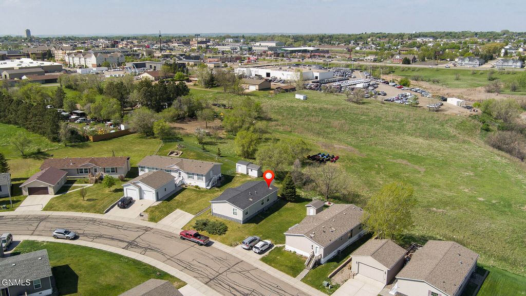 3867 Valley Loop, Bismarck, ND 58503 photo 2