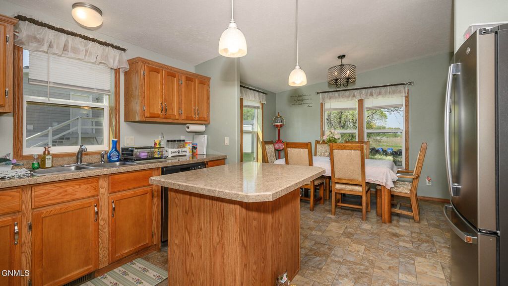 3867 Valley Loop, Bismarck, ND 58503 photo 4
