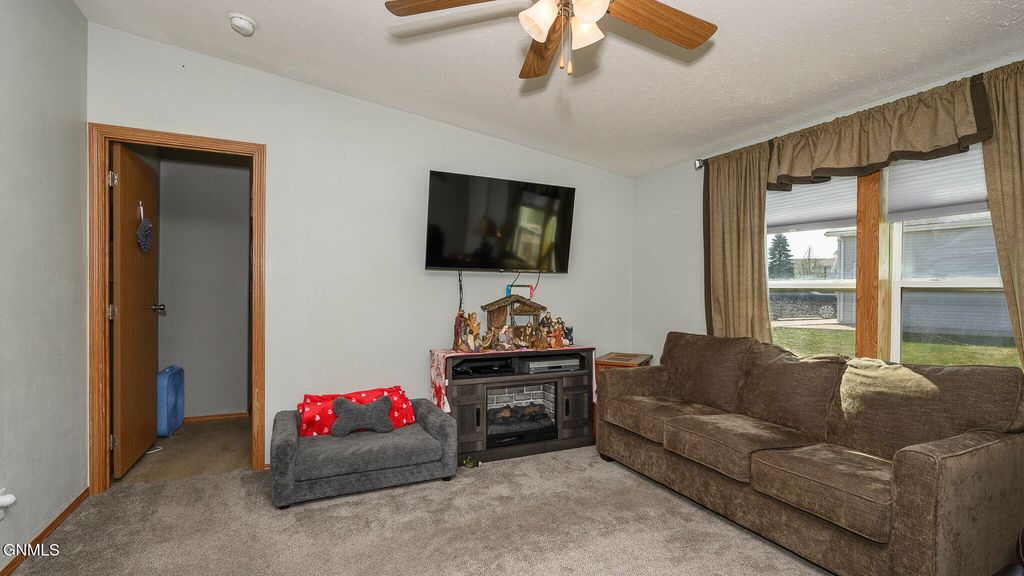 3867 Valley Loop, Bismarck, ND 58503 photo 7