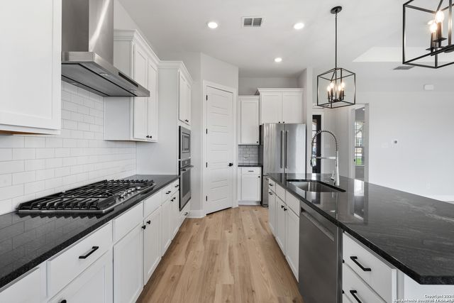 191 AZALEA ALY, Castroville, TX 78009