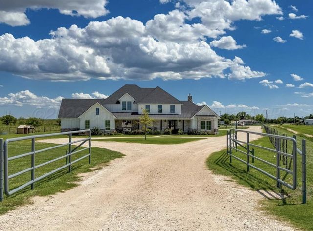 801 E 1st Street, Stinnett, TX 79083