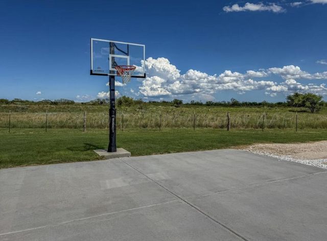 801 E 1st Street, Stinnett, TX 79083