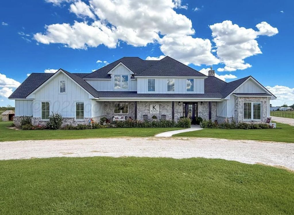 801 E 1st Street, Stinnett, TX 79083