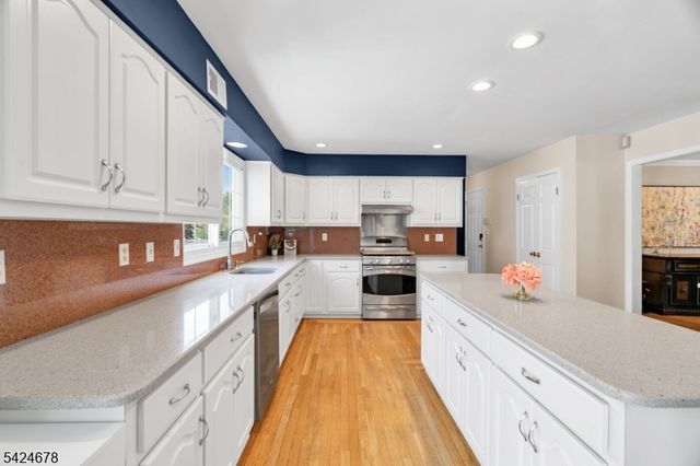 4 Oakley Knl, Hillsborough Twp., NJ 08844