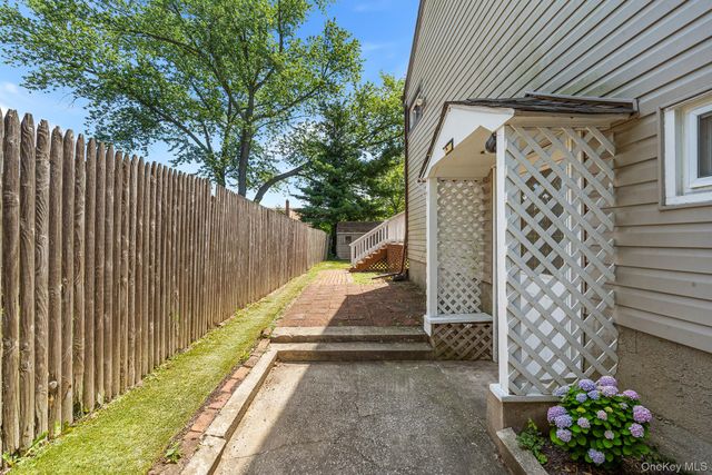 4 Sibley Place, Huntington Station, NY 11746
