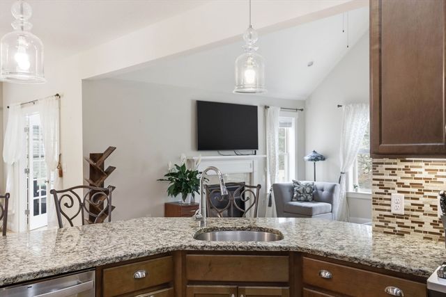 15 Southview Way, Plymouth, MA 02360