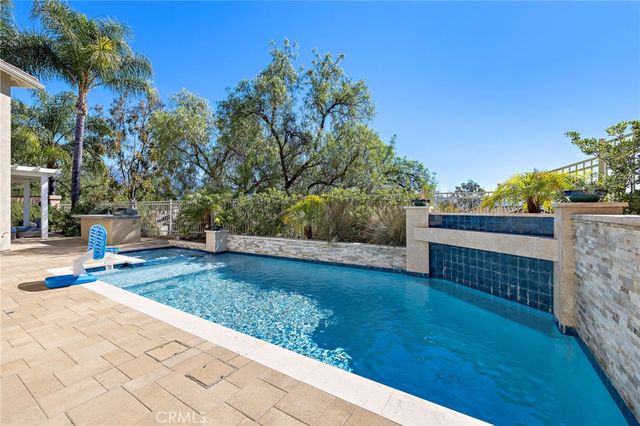 6 Las Pisadas, Rancho Santa Margarita, CA 92688