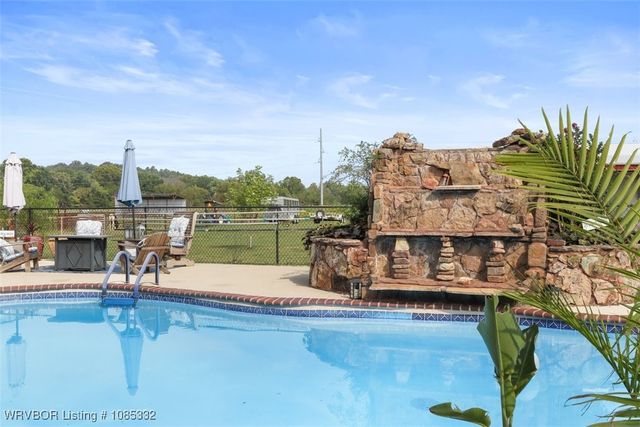 15562 State Highway 83, Howe, OK 74940