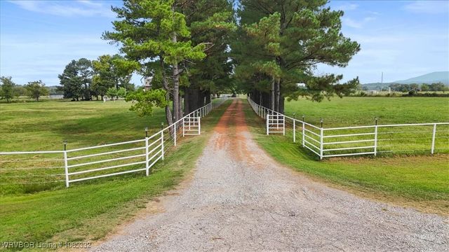 15562 State Highway 83, Howe, OK 74940