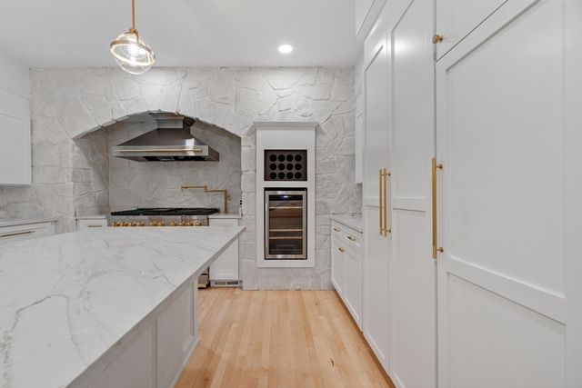 21 Wildewood Dr, Lynnfield, MA 01940