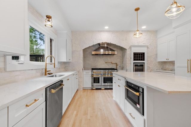 21 Wildewood Dr, Lynnfield, MA 01940
