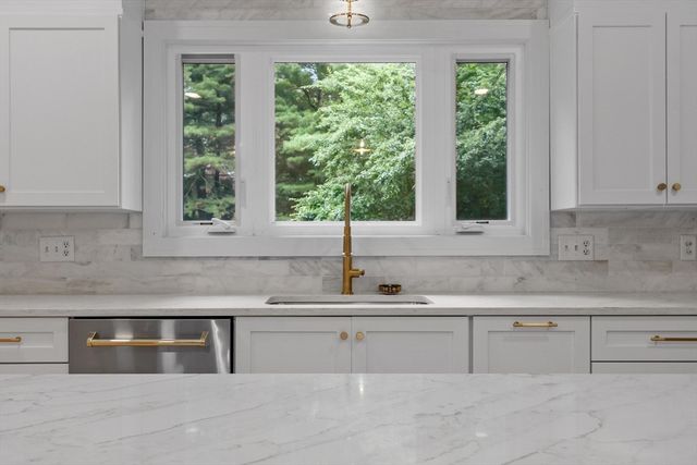 21 Wildewood Dr, Lynnfield, MA 01940