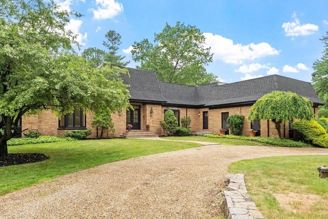 21 Wildewood Dr, Lynnfield, MA 01940