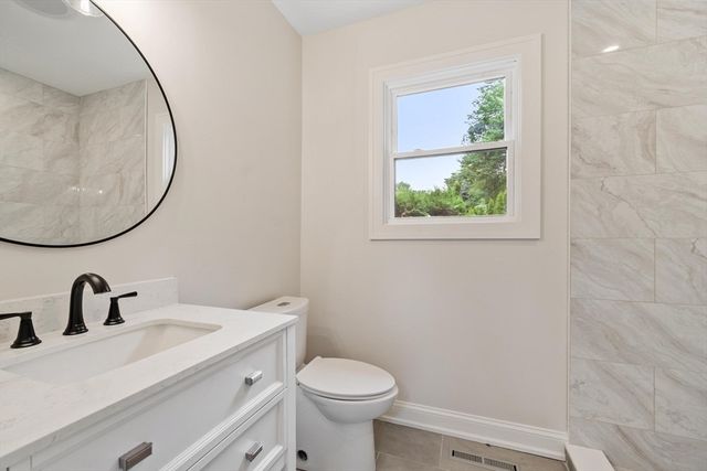 21 Wildewood Dr, Lynnfield, MA 01940