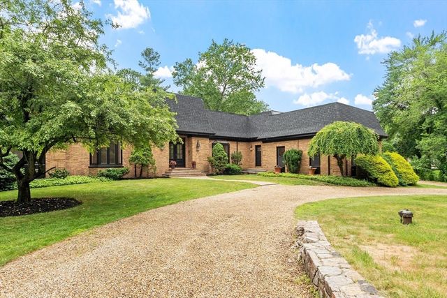 21 Wildewood Dr, Lynnfield, MA 01940