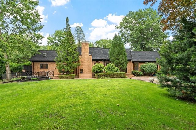 21 Wildewood Dr, Lynnfield, MA 01940