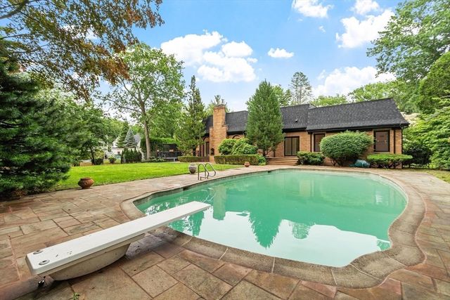 21 Wildewood Dr, Lynnfield, MA 01940