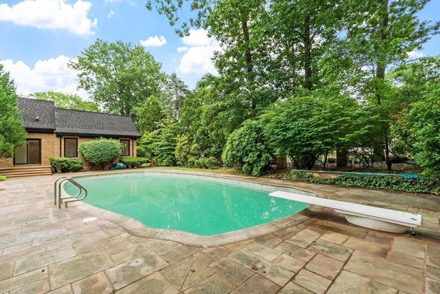 21 Wildewood Dr, Lynnfield, MA 01940