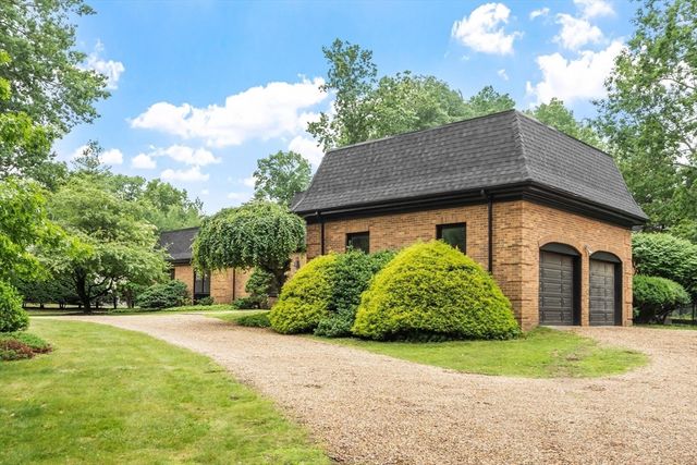 21 Wildewood Dr, Lynnfield, MA 01940