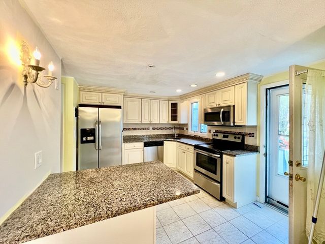 7-9 Stephanie Circle 7, Woburn, MA 01801