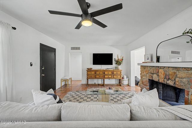 3975 E Louis Lane, Tucson, AZ 85712