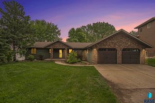 1620 W Lake Dr, Madison, SD 57042