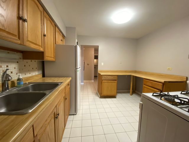 8994 Kennedy Drive 1B, Des Plaines, IL 60016