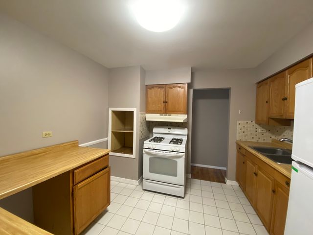 8994 Kennedy Drive 1B, Des Plaines, IL 60016