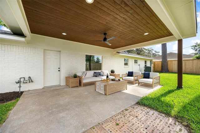 1041 Gardendale Drive, Houston, TX 77018