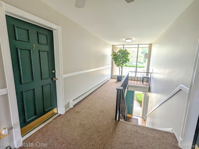 1942 AXTELL Drive 7, Troy, MI 48084