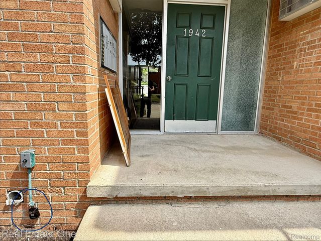 1942 AXTELL Drive 7, Troy, MI 48084