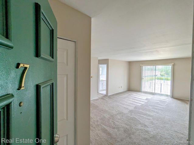 1942 AXTELL Drive 7, Troy, MI 48084