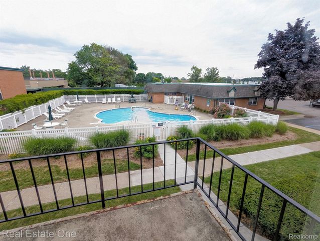 1942 AXTELL Drive 7, Troy, MI 48084